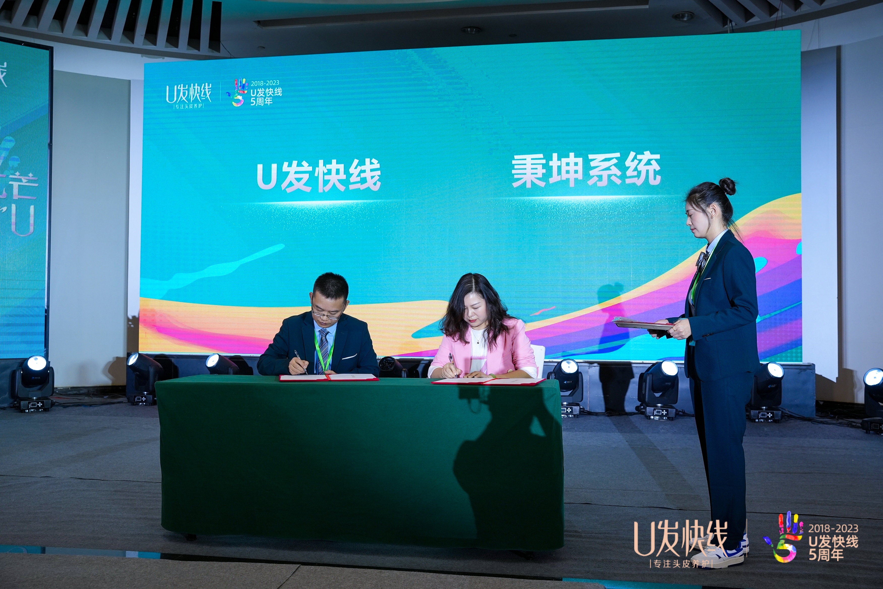 U发快线品牌总经理何建平（左）与上海秉坤广州办事处经理罗燕（右）出席了本次签约仪式